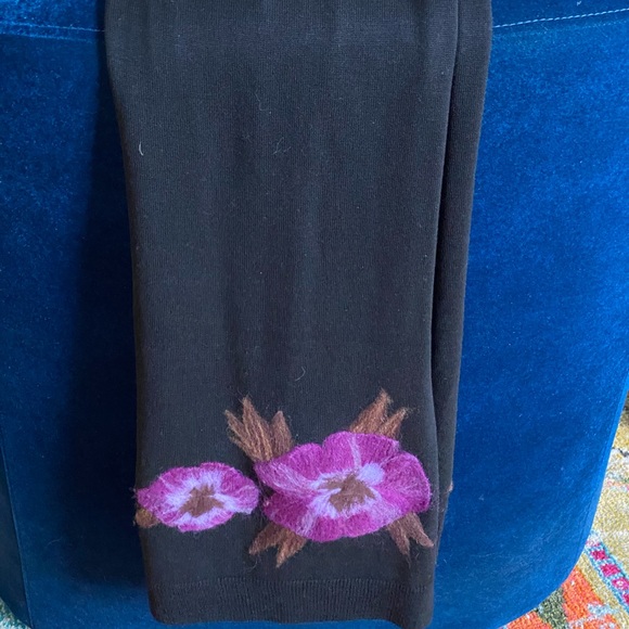 Beautiful, long, black scarf with floral wool design - Picture 3 of 9